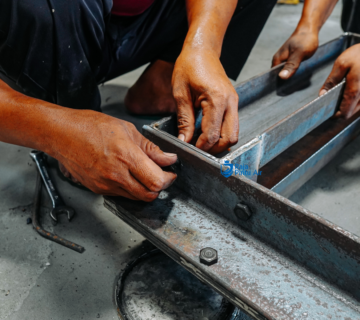Pengeboran merupakan proses membuat lubang pada material besi menggunakan mesin bor dengan ukuran dan kedalaman tertentu 
