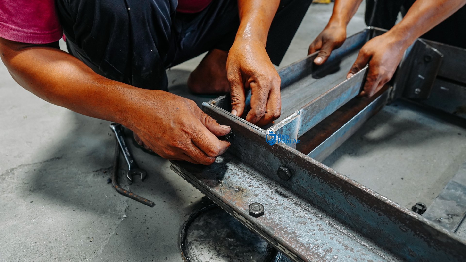Pengeboran merupakan proses membuat lubang pada material besi menggunakan mesin bor dengan ukuran dan kedalaman tertentu 