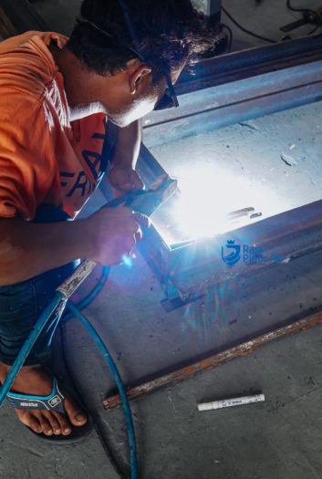 Cara kerja pintu air yaitu dengan mengatur bukaan sesuai kondisi tinggi muka air dan pada debit aliran air.