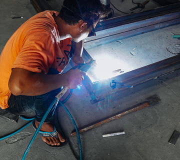 Cara kerja pintu air yaitu dengan mengatur bukaan sesuai kondisi tinggi muka air dan pada debit aliran air 