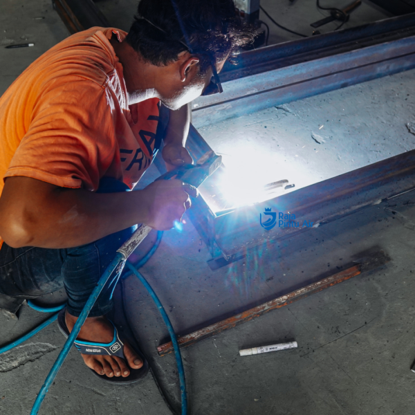 Cara kerja pintu air yaitu dengan mengatur bukaan sesuai kondisi tinggi muka air dan pada debit aliran air 