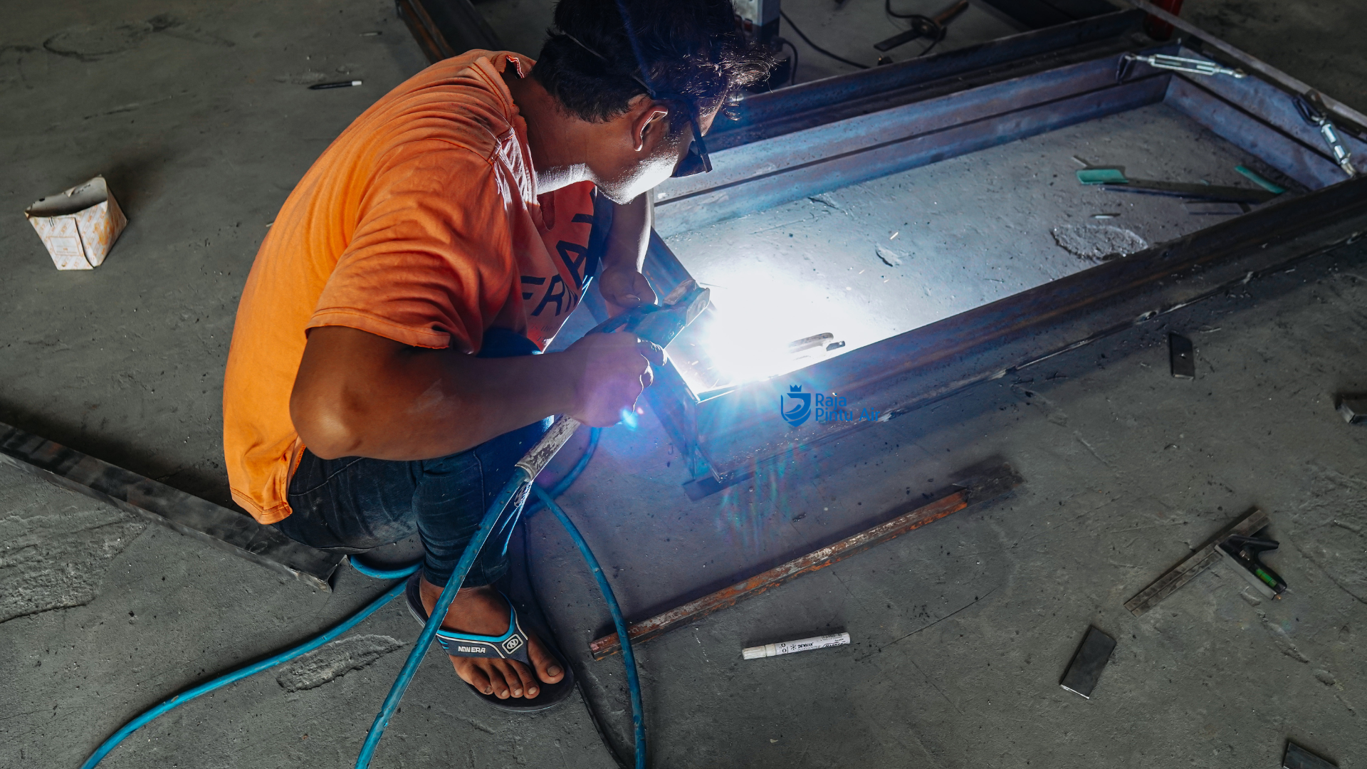 Cara kerja pintu air yaitu dengan mengatur bukaan sesuai kondisi tinggi muka air dan pada debit aliran air 