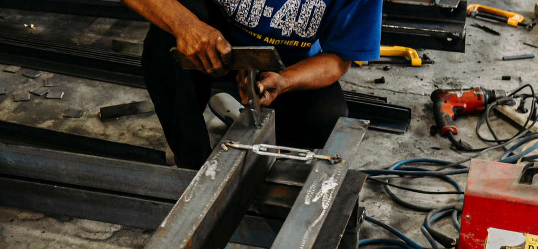 Salah satu langkah perakitan pintu air mulailah dari frame: las besi siku galvanis, lalu pasang guide rail paralel 