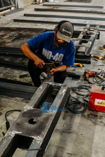 Salah satu langkah perakitan pintu air mulailah dari frame: las besi siku galvanis, lalu pasang guide rail paralel. Salah satu langkah perakitan pintu air mulailah dari frame: las besi siku galvanis, lalu pasang guide rail paralel.