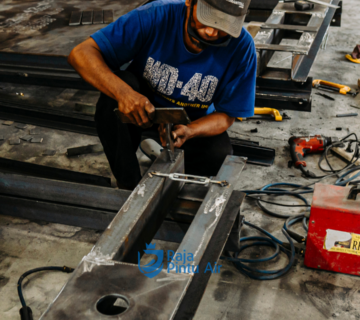 Salah satu langkah perakitan pintu air mulailah dari frame: las besi siku galvanis, lalu pasang guide rail paralel 
